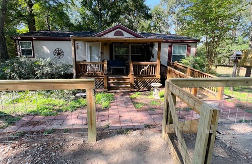 Montgomery House | Discover the Hidden Gem on the Tracks with Scenic Lake Views