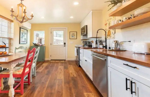 Paso Robles Cottage | Idyllic Farm Cottage Near Paso with Spa & Hot Tub Access