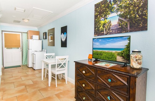 Juno Beach House | Beachside Oasis: Pet-Friendly with Ocean View & Kitchen