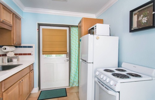 Juno Beach House | Beachside Oasis: Pet-Friendly with Ocean View & Kitchen