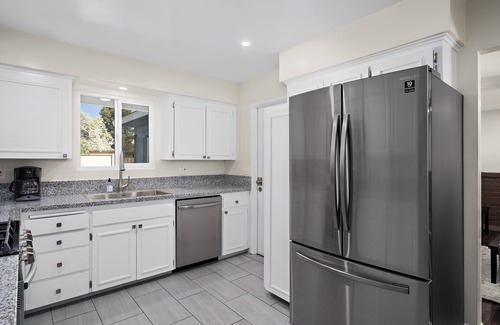 Fresno House | Serene Retreat: Guest Rated 9.8, Pet Friendly & Spa Access
