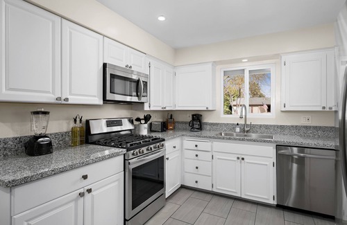 Fresno House | Serene Retreat: Guest Rated 9.8, Pet Friendly & Spa Access