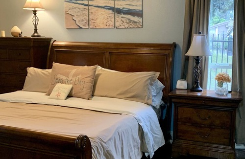 Ventura House | Discover the Hidden Gem: Pet-Friendly Retreat with Pool