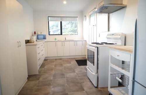 Kaikoura House | Explore the Hidden Gem: Rangi-unu-wai, Pet Friendly Retreat