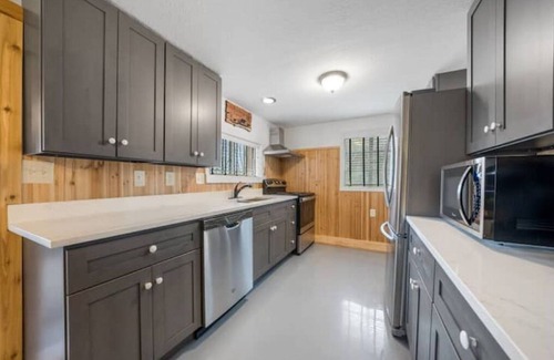 Lancaster Cabin | Discover Hidden Hideaway: Family-Friendly Comfort Awaits