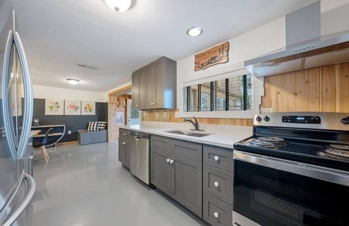 Lancaster Cabin | Discover Hidden Hideaway: Family-Friendly Comfort Awaits