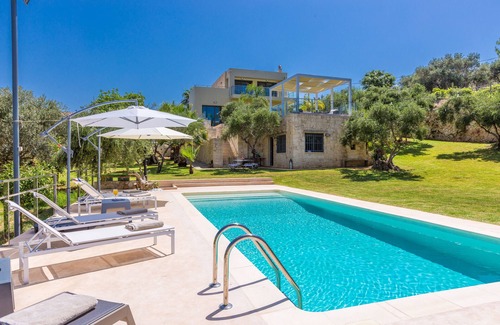 Daratsos Villa | Hidden in the Trees Offering Full Facilities & Privacy only 1,5 km from Beach!