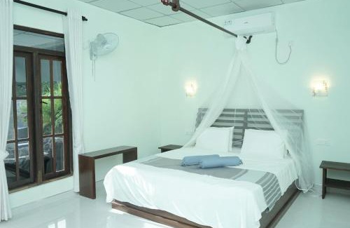 Dambulla House | Discover Hidden Lake Cottages Sigiriya with Pool & Breakfast