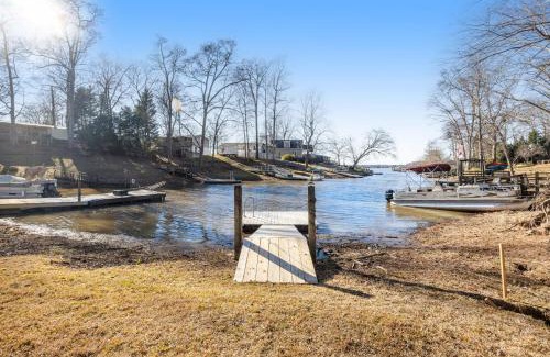 Newberry Shores House | Discover the Hidden Lake Gem: Pet-Friendly Retreat