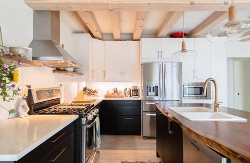 Puslinch House | Modern Cottage Steps from Lake with Hot Tub & Pet-Friendly