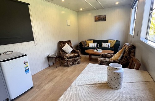 Karkari Peninsula Cabin | Discover Hidden Lil Gem: Family-Friendly Retreat with Kitchen