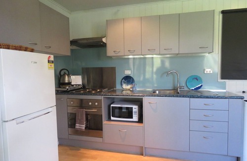 Karkari Peninsula Cabin | Discover Hidden Lil Gem: Family-Friendly Retreat with Kitchen