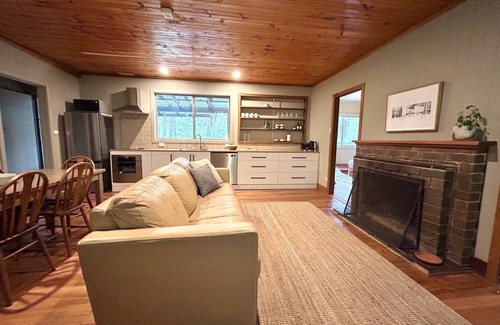 East Warburton House | Hidden River, relaxed house down along the river.