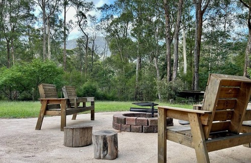 East Warburton House | Hidden River, relaxed house down along the river.