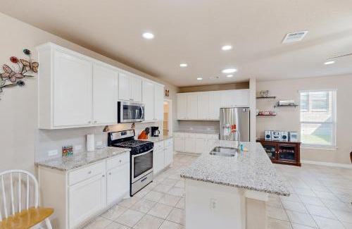 Scenic Oaks House | Discover Hidden Springs Oasis with Family-Friendly Amenities