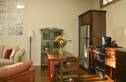 Historic Eastside Cottage | Discover Hidden Treasure near Canyon Road with Spa & Kitchen