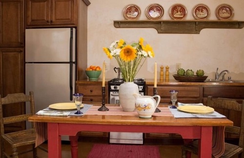 Historic Eastside Cottage | Discover Hidden Treasure near Canyon Road with Spa & Kitchen