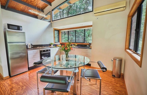 Smiths Creek Ski Chalet | Hidden Valley Chalet – Mezzanine Rainforest Retreat