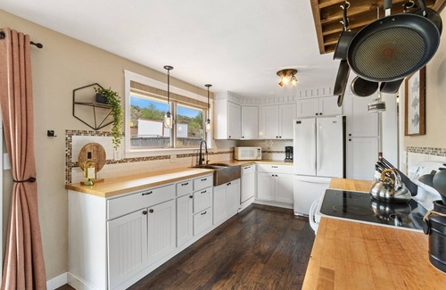 Loveland House | Discover Hidden Valley Retreat: Foothill Views & Relaxation