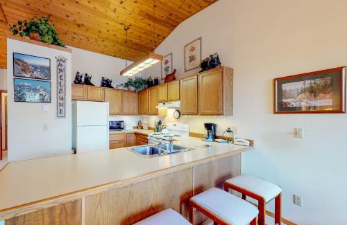 Big Sky Apartment | Family-Friendly Escape at Hidden Village 724 with Hot Tub