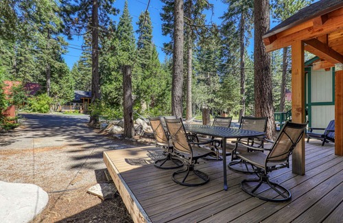 Sunnyside House | Charming Hidden Willow at Tahoe Park - Walk to Lake & Dining