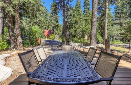 Sunnyside House | Charming Hidden Willow at Tahoe Park - Walk to Lake & Dining