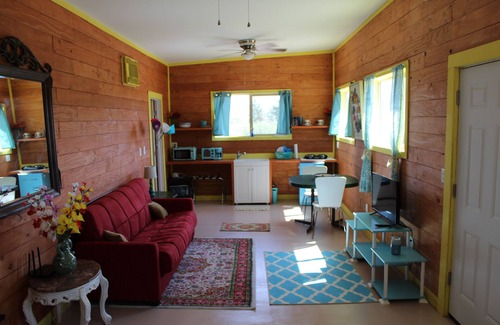 Dragoon House | Discover Hidden Oasis B&B: Relaxing Retreat with Pool & Spa