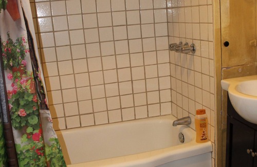 Dragoon House | Discover Hidden Oasis B&B: Relaxing Retreat with Pool & Spa