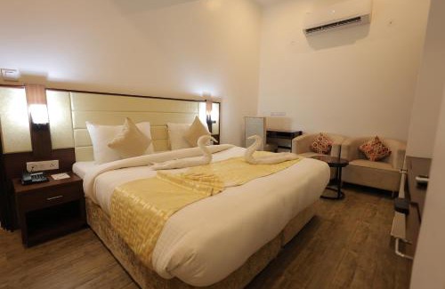 Vrindavan Hotel | Relax at Hide Away Studios with Pool and Restaurant Access