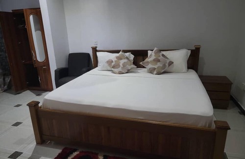 Nungua Hotel | Hide View Hotel