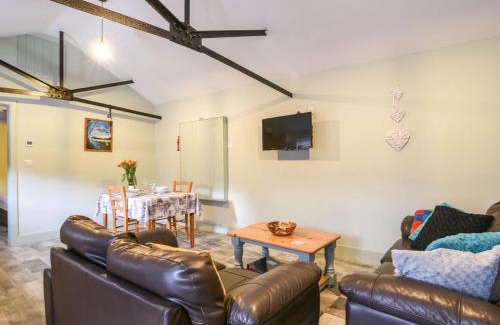 Raymonds Hill House | Discover Hideaway at Coomb Bank Farm: Pet-Friendly Retreat