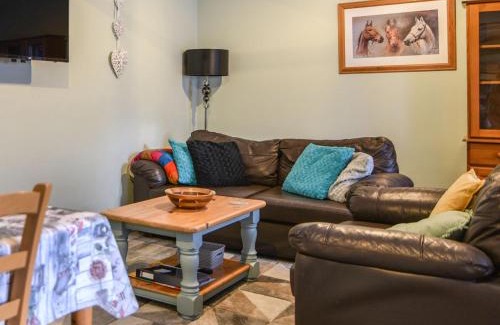Raymonds Hill House | Discover Hideaway at Coomb Bank Farm: Pet-Friendly Retreat