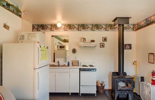 Oroville Cabin | Relaxing Retreat at Eden Valley Guest Ranch with Breakfast