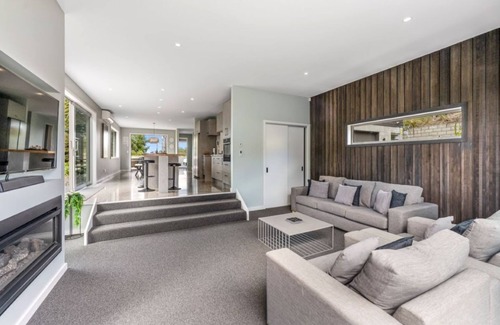 Acacia Bay House | Experience Bliss at 18 Ewing Grove with Spa & Hot Tub