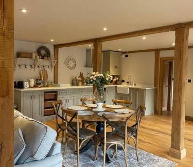 Coltishall House | Idyllic Hideaway Barn Coltishall: 4-Star Family Escape