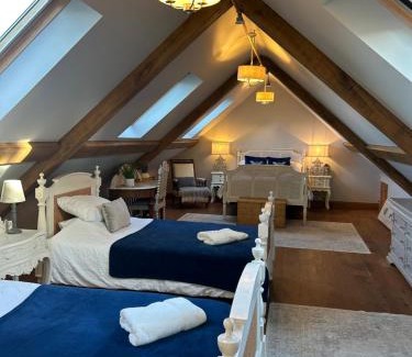 Coltishall House | Idyllic Hideaway Barn Coltishall: 4-Star Family Escape