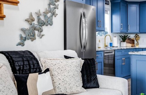 Kingsville House | Hideaway Beach House & Hot Tub