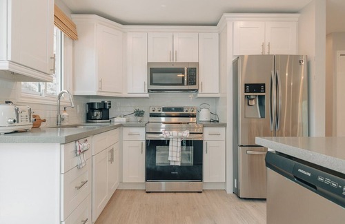 Midland House | Private Hot Tub Retreat with Cozy Fire Pit & Family-Friendly Amenities
