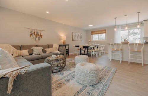 Midland House | Private Hot Tub Retreat with Cozy Fire Pit & Family-Friendly Amenities
