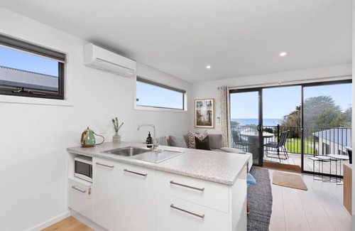 Apollo Bay Cabin | Escape to Hideaway by the Bay with Oceanfront Amenities