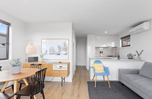 Apollo Bay Cabin | Escape to Hideaway by the Bay with Oceanfront Amenities