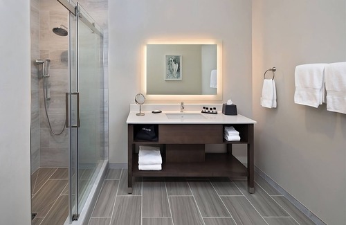 Winters House | Modern Suite with Gym, Terrace & Outdoor Fireplace Retreat