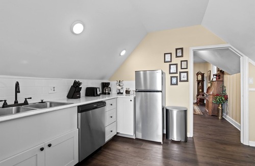 Springfield Apartment | Hideaway in the Eaves | Historic Charm & Modern Comfort | Walkable Location