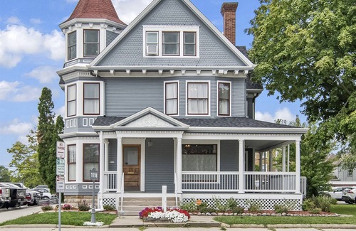 Springfield Apartment | Hideaway in the Eaves | Historic Charm & Modern Comfort | Walkable Location