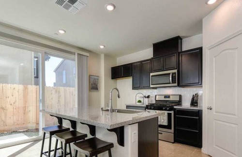 Folsom House | Cozy Hideaway on Sunny Gate Ln: Pet-Friendly Retreat