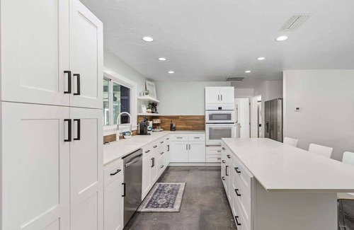 Alabama Grove Terrace House | Discover Hideaway Shores Retreat: Pet-Friendly Oasis