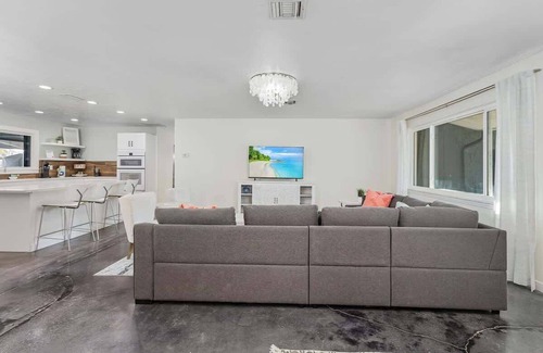 Alabama Grove Terrace House | Discover Hideaway Shores Retreat: Pet-Friendly Oasis