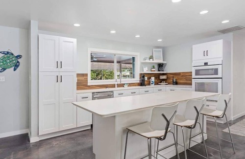 Alabama Grove Terrace House | Discover Hideaway Shores Retreat: Pet-Friendly Oasis