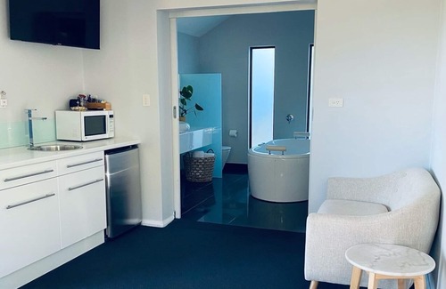 Lindisfarne Apartment | Cozy Hideaway Studio with Breakfast and Family Amenities