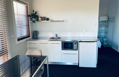 Lindisfarne Apartment | Cozy Hideaway Studio with Breakfast and Family Amenities